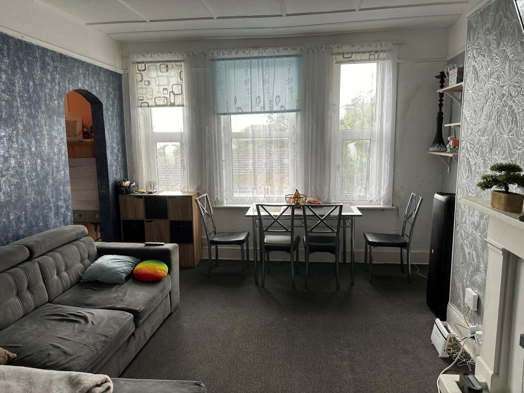 Lot: 130 - BLOCK OF FIVE FLATS FOR INVESTMENT - Second Floor Flat Lounge